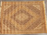 un tapis ancien orné d'un motif en losanges et de franges