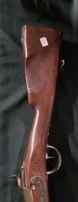 un pistolet posé sur un tissu vert