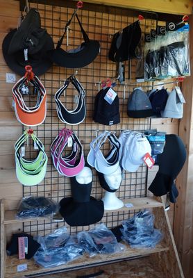 de nombreux chapeaux accrochés au mur d'un magasin