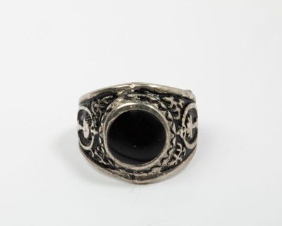 Bague chevalière en métal à décor en relief centré d'un stra…