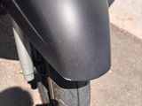 une moto noire garée sur le bord de la rue