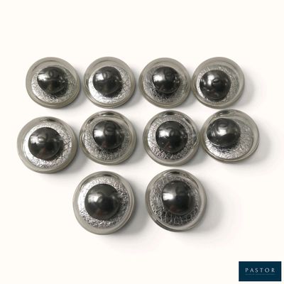 six paires d'yeux noirs et argentés sur une surface blanche