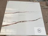 une photo d'une dalle de marbre blanc posée sur une table