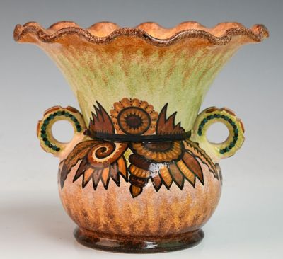 un vase orné d'un motif représentant un hibou, posé sur une table