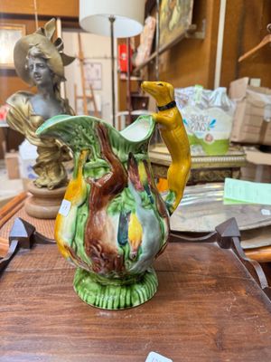 un vase avec un oiseau posé sur une table