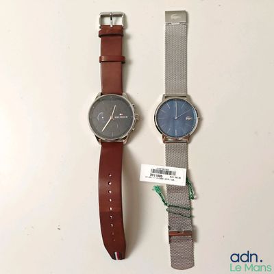 deux montres assises l'une à côté de l'autre sur une table