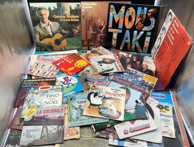 une pile de livres posée sur une table