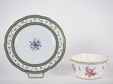 deux assiettes et un bol posés les uns à côté des autres