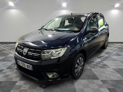 la photo d'une voiture noire garée dans un garage