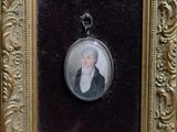 portrait d'un homme en manteau noir, dans un cadre doré