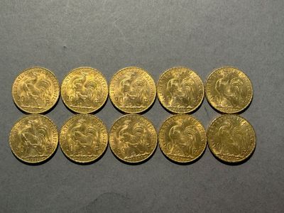 un tas de pièces d'or posé sur une table