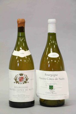 deux bouteilles de vin posées l'une à côté de l'autre sur une table