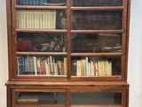 une vieille bibliothèque en bois sur laquelle sont posés de nombreux livres