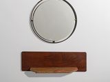 un miroir accroché au mur au-dessus d'une étagère