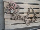 une palette en bois sur laquelle sont fixés une chaîne et un cadenas
