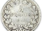 gros plan d'une pièce de monnaie sur une surface blanche