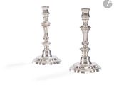 paire de chandeliers en argent sur fond blanc