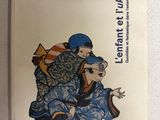 un livre sur lequel figure la photo d'une femme et d'un enfant