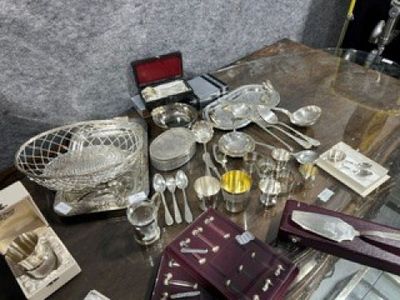 une table sur laquelle sont disposés de nombreux couverts