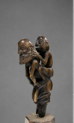 statue représentant un homme portant un enfant sur le dos