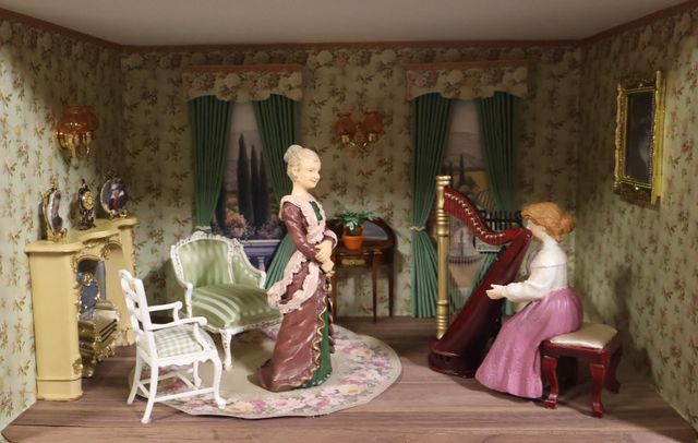 Diorama. Composition miniature, dans une vitrine en bois, vitre e...