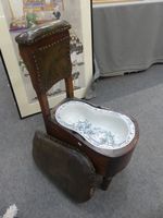 Chaise de commodité ou bidet en hêtre mouluré et tapissé de … (photo 3)