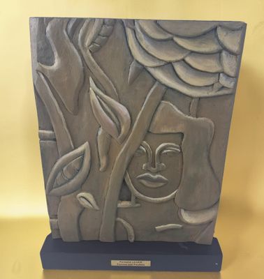 une sculpture représentant un visage sur un bloc de pierre