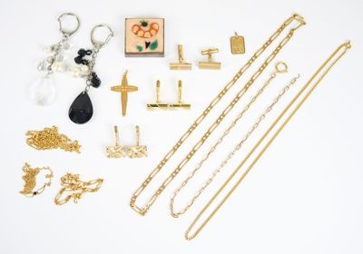 beaucoup de bijoux en or sur une surface blanche