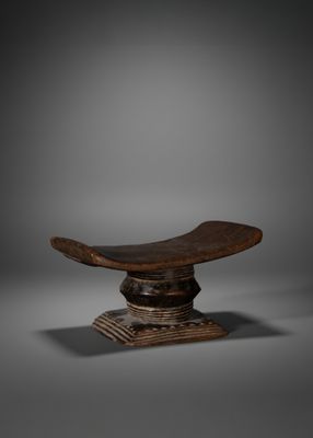 COTE D'IVOIRE Ancien tabouret BAOULÉ en bois à patine miel e… - Photo 1