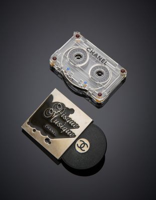 une image montrant deux cassettes posées l'une à côté de l'autre