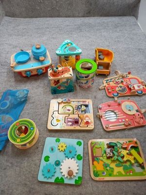 beaucoup de jouets en bois qui traînent par terre