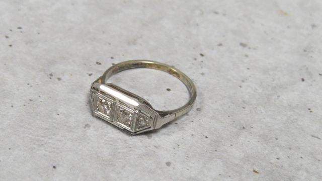 Bague en or 750‰ à décor de deux petits diamants. En règle. Poids...