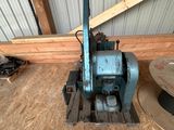 une machine posée à même le sol dans un bâtiment