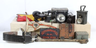une pile de vieux appareils photo et d'autres objets posés sur une table