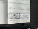 un livre ouvert sur lequel figure l'image d'un passeport