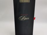 une bouteille de vin posée sur une table blanche