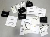 sacs de courses Chanel portant l'inscription « Chanel »