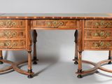 une image représentant un bureau en bois muni de deux tiroirs et d'un plateau en marbre