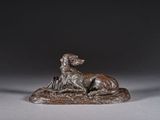 sculpture en bronze représentant un chien et un chat sur un rocher