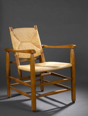 une chaise en bois avec une assise tressée sur fond gris