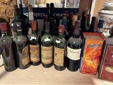 de nombreuses bouteilles de vin posées sur une table dans un magasin