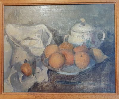 un tableau représentant un bol d'oranges et une théière posés sur une table