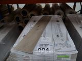 de nombreux rouleaux de bois empilés les uns sur les autres