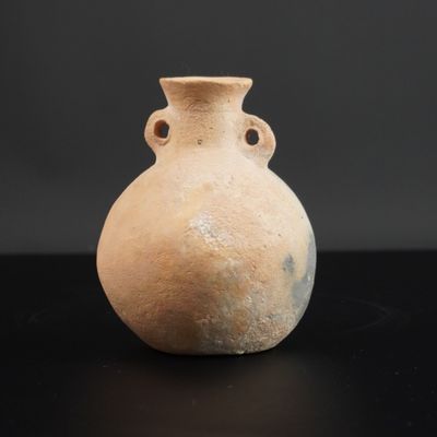 un petit vase posé sur une table