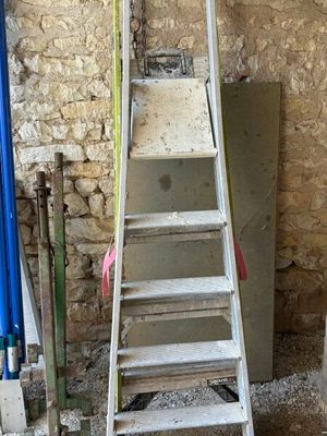 une échelle adossée au mur d'une pièce