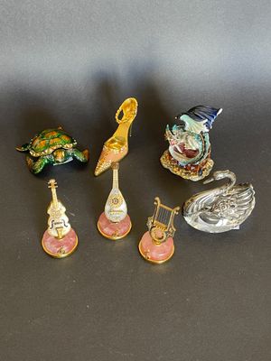 cinq petites figurines posées sur une surface noire