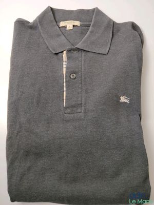 un polo gris avec une bande blanche au niveau du col