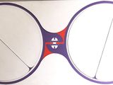 la photo d'une photo représentant une paire de lunettes accrochée au mur