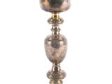 une coupe en argent posée sur un socle en bois