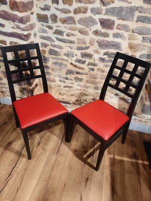 deux chaises placées l'une à côté de l'autre sur un plancher en bois